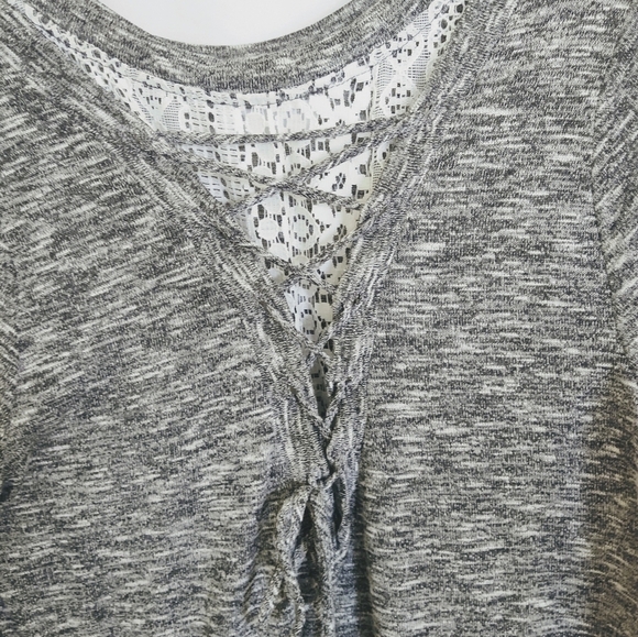 𝅺BLACK and cream blouse with cream lace - Picture 4 of 5